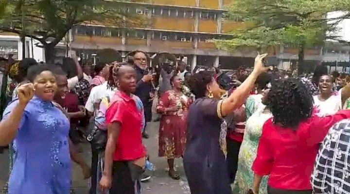 Civil servants in Rivers State,abandoned their duties to celebrate Governor Siminalayi Fubara’s win at the Supreme Court against Tonye Cole.
