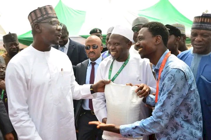 Nasarawa State Gov Distributes Palliatives To varsity Students