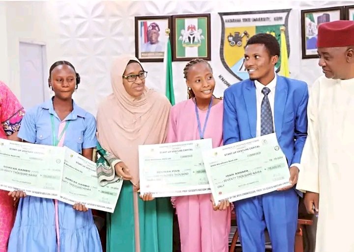 Nsuk VC Presents Cheques To 3 Best Graduating Entrepreneurship Students.